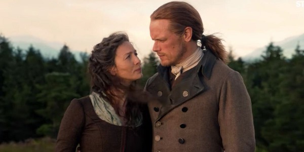 Claire i Jamie w Outlanderze.