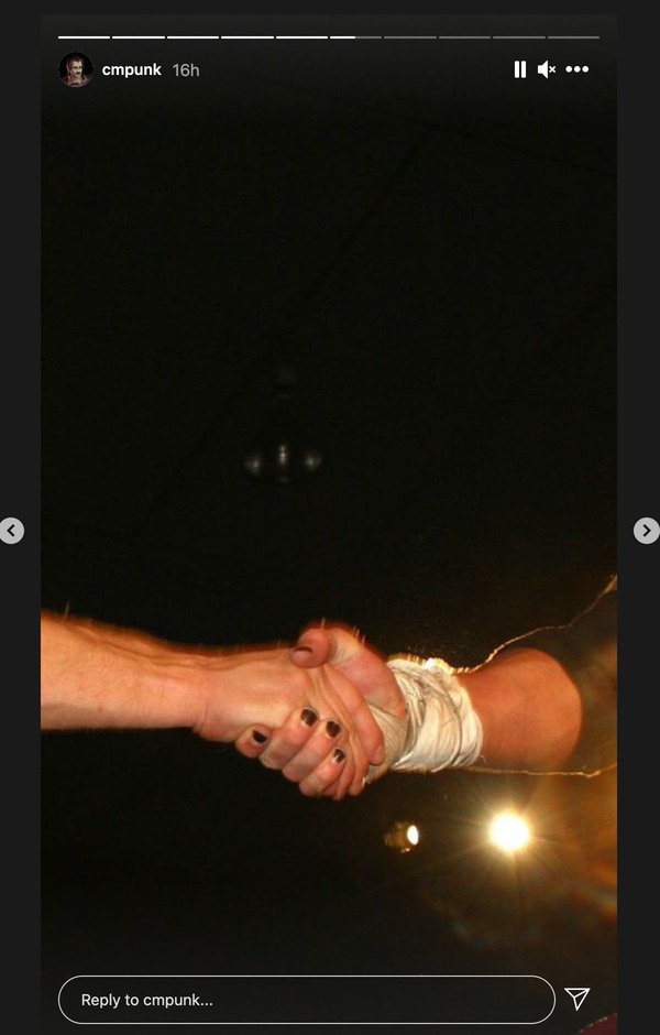 Daniel Bryan i CM Punk podają sobie ręce