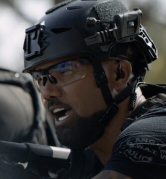 Zobacz, jak Shemar Moore z SWAT zabawnie przerywa napiętą walkę i nie tylko w sezonie 4 Gag Reel 2 Zobacz jak Shemar Moore z SWAT zabawnie przerywa napieta walke 333x360 1