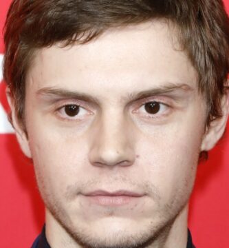 Jedyni fani gwiazd AHS zgadzają się, że jest jeszcze bardziej kultowy niż Evan Peters 2 l intro 1629431618