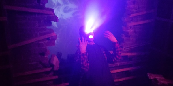 mężczyzna ze świecącymi oczami i ustami w legendarnej prawdzie nawiedzony labirynt w universal studios orlando halloween horror nights