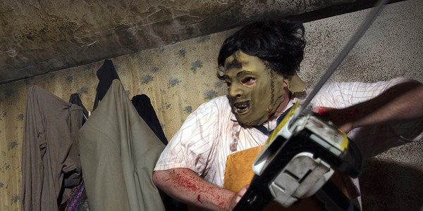 leatherface z piłą łańcuchową w Teksasie masakra piłą mechaniczną nawiedzony labirynt w Universal Studios orlando halloween horror noce