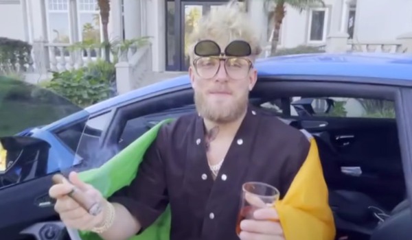 Jake Paul z irlandzką flagą i cygarem