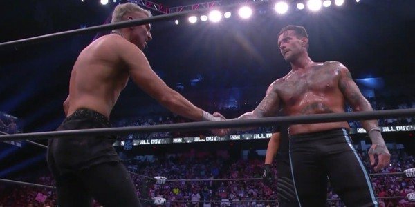 Darby Allin i CM Punk podają sobie ręce po meczu na AEW All Out 2021