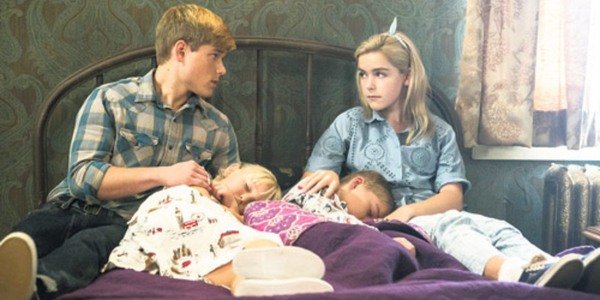 Kiernan Shipka, Mason Dye, Ava Telek i Maxwell Kovach w kwiatach na poddaszu