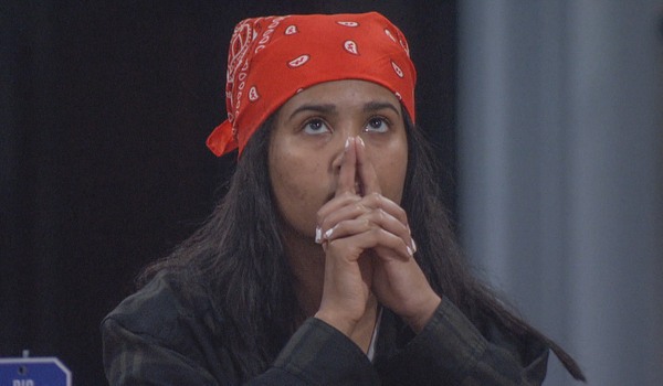 Hannah Chaddha wygląda na zaniepokojonego Big Brother CBS