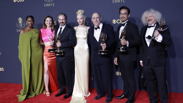 gambit królowej obsadzony za kulisami w 2021 r. emmys