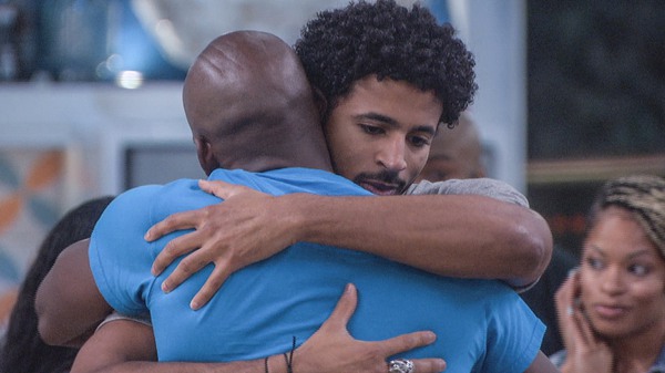Xavier i Kyland przytulają Big Brother CBS