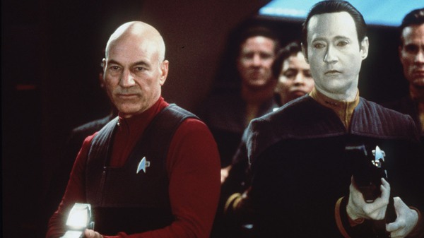 Picard i Data prowadzą drużynę ogniową w Star Trek First Contact.