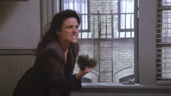 Elaine wyrzuca peruka George'a przez okno na Seinfeld