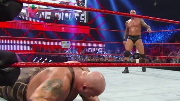 Randy Orton przygotowuje się do punt kick Big Show na Extreme Rules 2013