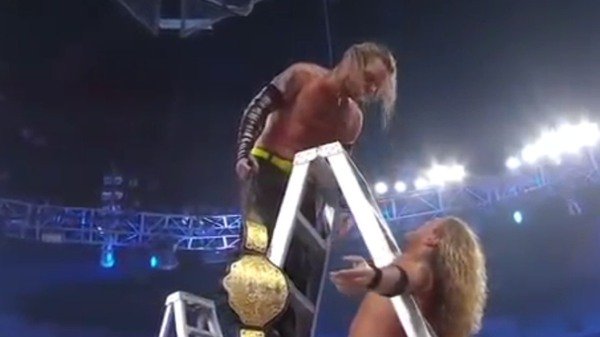 Jeff Hardy świętuje, gdy Edge utknął w drabince na Extreme Rules 2009