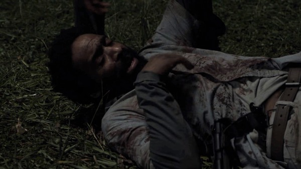 Wergiliusz Kevina Carrolla leżący na ziemi po tym, jak został dźgnięty nożem w sezonie Walking Dead 11