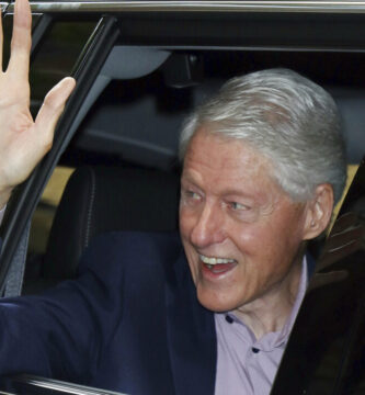 Bill Clinton opuszcza szpital, eskortowany przez Hillary Clinton, i daje "kciuki w górę” na temat tego, jak się czuje 3 AP21159572695836