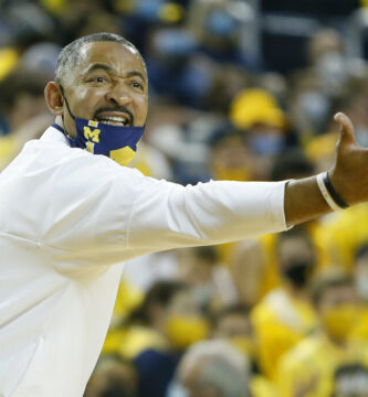 Trener koszykówki mężczyzn Michigan Juwan Howard Punches Asystent Wisconsin w Postgame 1 AP22042108376869