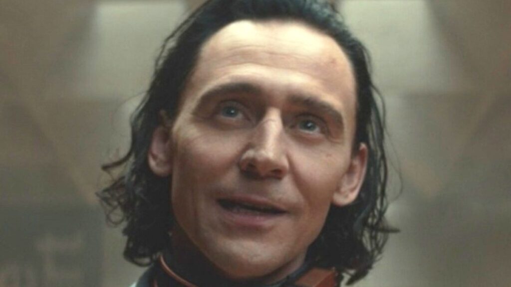Zaskakująca postać Tom Hiddleston pierwotnie przesłuchiwana w MCU 1 l intro 1648091404