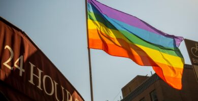 ExxonMobil przyjmuje inną strategię od Walt Disney Co. w sprawie polityki korporacyjnej, zakazując flag Affinity Group 23 Pride month rainbow flag