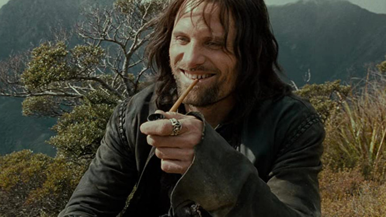 Aragorn z fajką, śmiejąc się