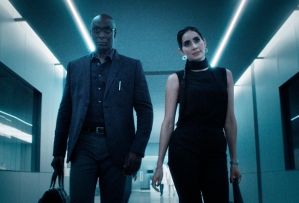 Lance Reddick i Paola Núñez w Resident Evil