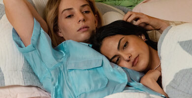 Camila Mendes i Maya Hawke łączą siły, by dokonać zemsty w zwiastunie filmu Netflix 24 do revenge trailer 1