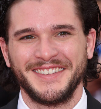 The Time Kit Harington przypadkowo uderzył swoją gwiazdą Game of Thrones w twarz 2 l intro 1661238786