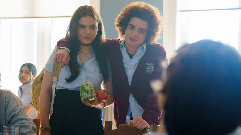 Młoda Ani (Chiara Aurelia) wraca do prywatnej szkoły z przyjacielem Arturem (Thomas Barbusca.)