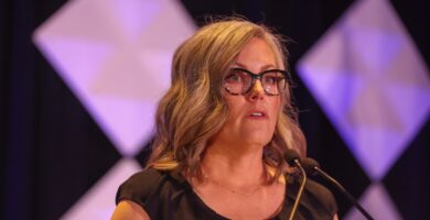 Katie Hobbs ogłoszona zwycięzcą wyścigu gubernatorów Arizony przez NBC i CNN; Kari Lake z GOP, który odmówił wyborów w 2020 r., przegrał ofertę w połowie roku 15 GettyImages 1440140406