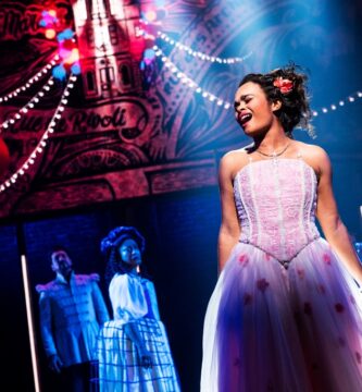 Recenzja "& Juliet” na Broadwayu: Musical Jukebox Maxa Martina ryczy na balkon 3 Lorna Courtney and the cast of Juliet 1863 Photo Credit Matthew Murphy