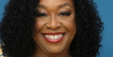 Shonda Rhimes chwali Grey's Anatomy Journey Ellen Pompeo, żegnając się 14 l intro 1668872845