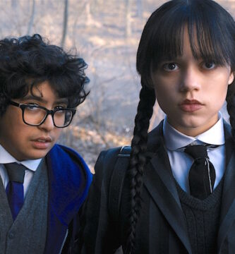 Środowa recenzja: Nowe podejście Netflix do rodziny Addamsów nie jest całkiem Ooky, ale jest bardziej nastolatkiem niż krzykiem 3 wednesday netflix addams family jenna ortega