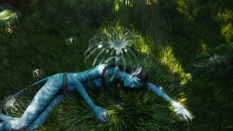 Kiri śpiący na trawie w Avatar: The Way of Water