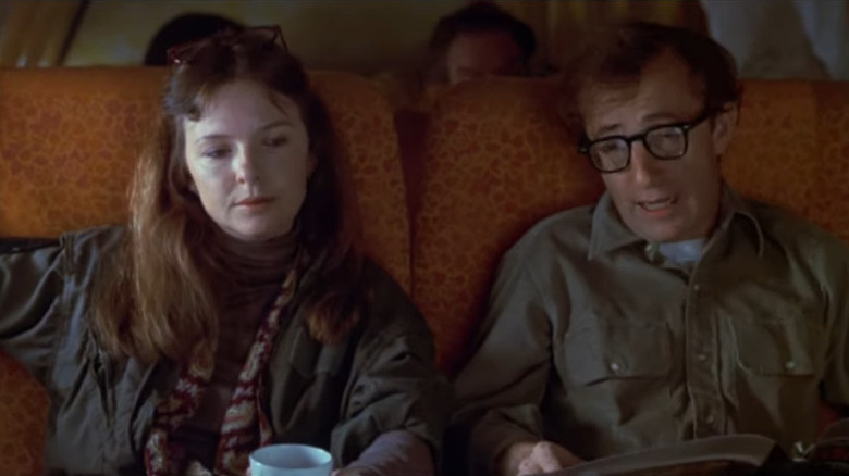 Diane Keaton i Woody Allen siedzą w samolocie