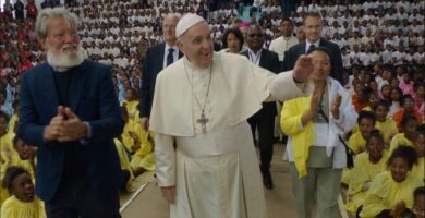 Pope Francis In Viaggio 390x200 1