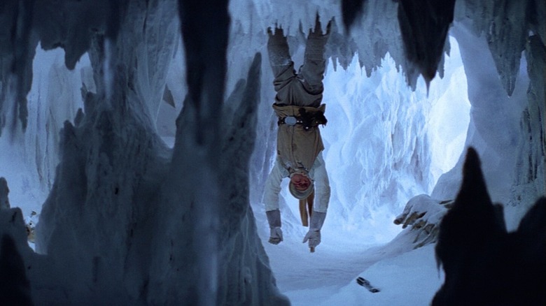 Luke zwisający z sufitu w lodowej jaskini