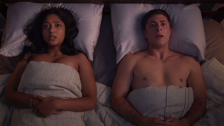 Devi i Ben leżeli w łóżku wyglądając na zaniepokojonych