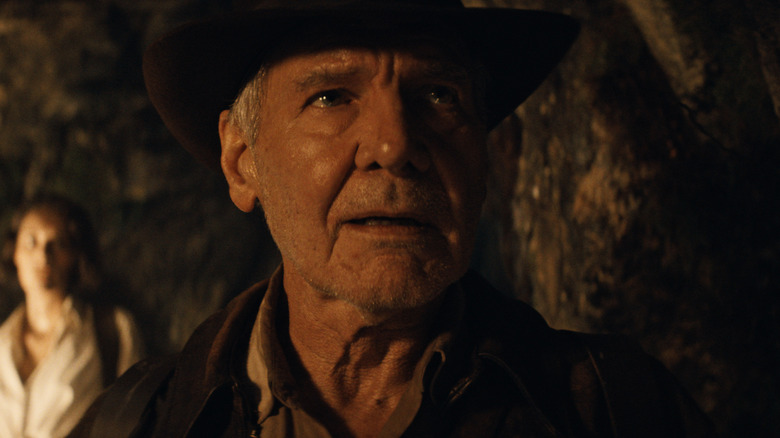 Indiana Jones wyglądający zdumiony w jaskini