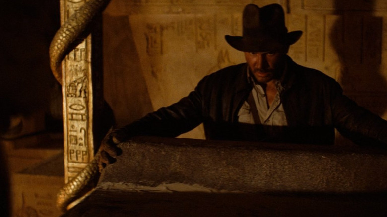 Indiana Jones otwiera skrzynię arki